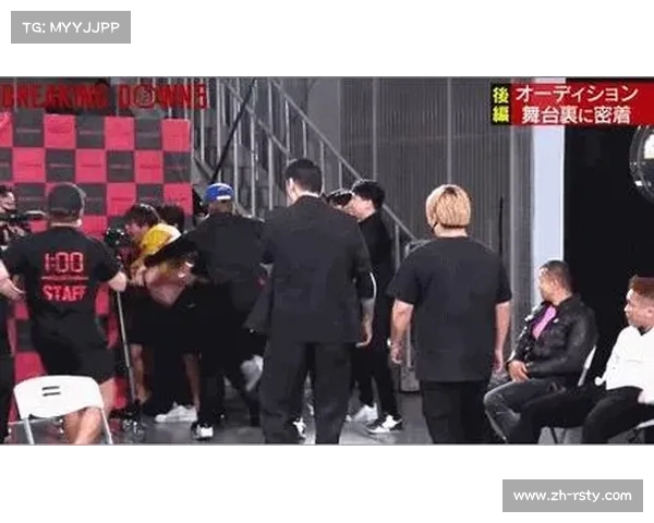 格斗赛场出现意外插曲，选手误击裁判引发关注